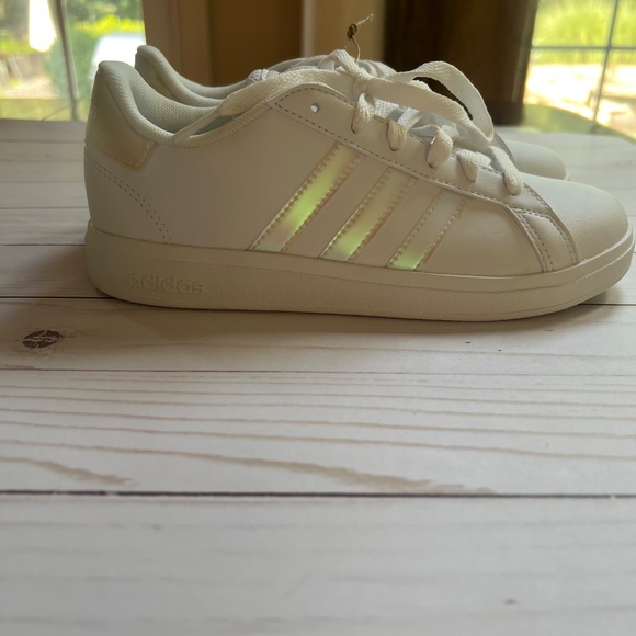 Adidas Grand Court 2.0 Kids Sneakers | White/Iridescent stripes | Size 3 | NIB - Picture 4 of 12